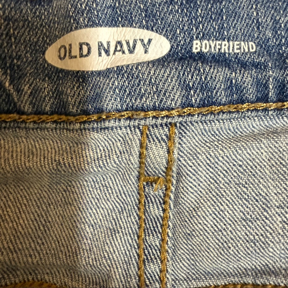**SOLD** Old Navy "Boyfriend" Mid-Rise Distressed Denim Shorts - Size 8 - Picture 4 of 8